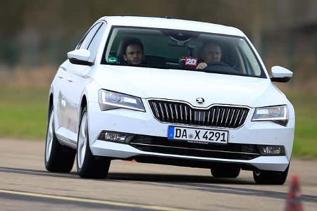 Skoda Superb 2.0 TDI, Frontansicht, Slalom