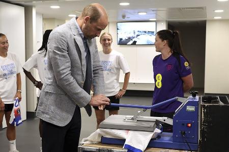 Prinz William stattet Englands Fußballerinnen einen Besuch ab