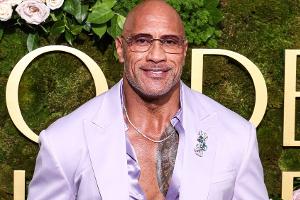 Von Töchtern geschminkt: Dwayne Johnson mit Lippenstift und Rouge