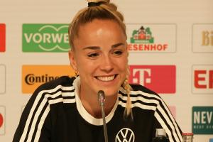 DFB-Frauen singen mit Petry "Team Hymne EM 2025"