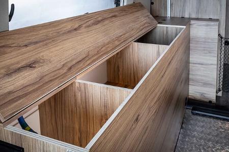 Karmann, Dexter, Schrank