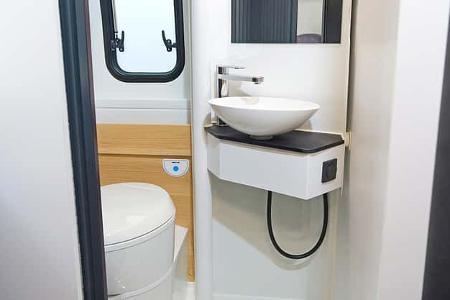 Adria Twin 640 SGX (2025) Bad f