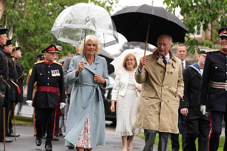 König Charles und Camilla: Gute Laune im schottischen Regenwetter