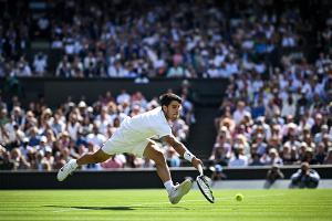 Tuchel schaut zu: Alcaraz wehrt Außenseiter Tarvet ab