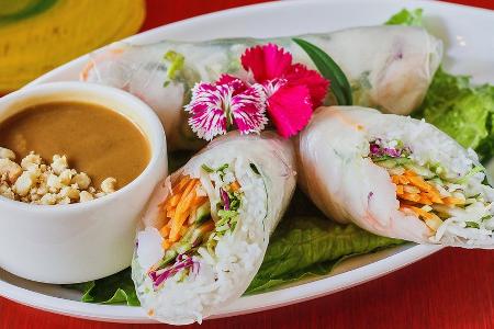 Asiatisch inspiriert: Sommerrollen mit würzigem Dip