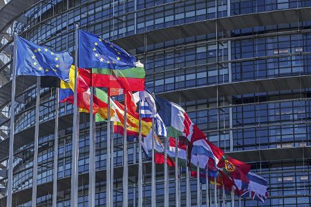 EU-Flaggen vor dem Europaparlament in Brüssel