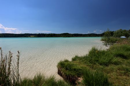 Deutscher See mit weißem Strand und himmelblauem Wasser