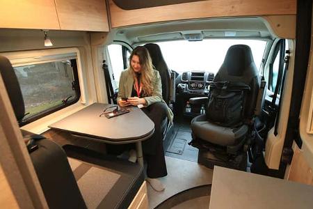 Globetrail 600 SK Campingbus mit Stockbetten im Heck, Sitzgruppe