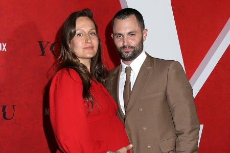 Penn Badgleys Ehefrau zeigt stolz ihren Babybauch