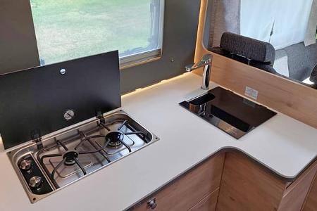 Dethleffs XL Familiy I 7812-2 (2026), Küchenzeile