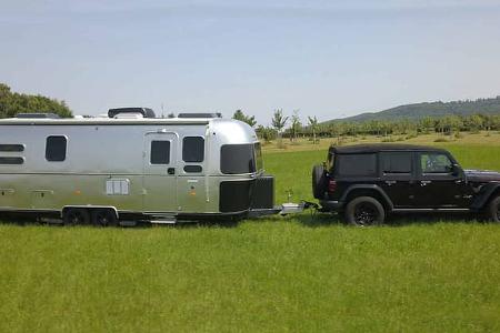 f_Airstream_684_Midnight_Flamingo_Außenansicht_1