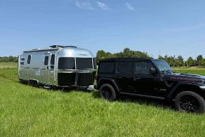 f_Airstream_684_Midnight_Flamingo_Außenansicht_2