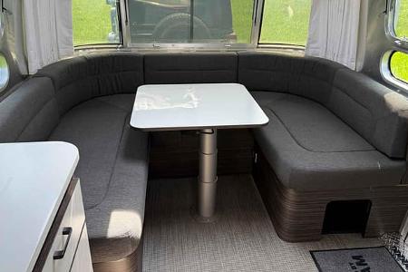 f_Airstream_684_Midnight_Flamingo_Sitzgruppe