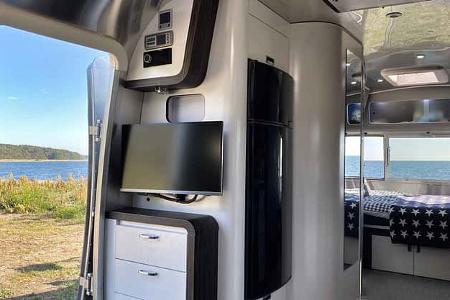 f_Airstream_684_Midnight_Flamingo_TV