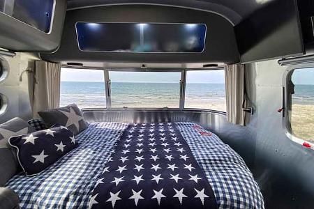 f_Airstream_684_Midnight_Flamingo_Doppelbett