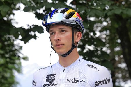 Diese Radsport-Stars gewannen das Weiße Trikot - Bei der Tour de France 2025 hat Deutschland endlich wieder einen großen Hoffnungsträger. Florian Lipowitz machte dieses Jahr mit brillanten Ergebnissen auf sich aufmerksam. Der 24-Jährige vom Team Red Bull-BORA-hansgrohe zählt durchaus zu den Kandidaten für das Trikot des besten Jungprofis. Diese Radsport-Stars haben das Weiße Trikot in den letzten Jahren geholt: