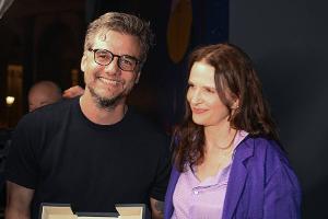 Juliette Binoche überrascht Wagner Moura mit verspätetem Preis