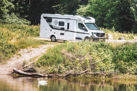 Ahorn Camp T 690, Teilintegrierter, Seite, Gewässer, Schwan