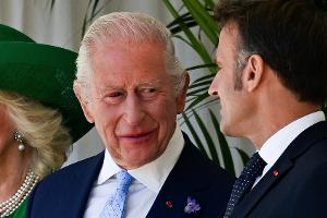 König Charles III. empfängt Macron mit blutunterlaufenem Auge