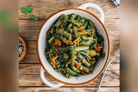Warmer Salat: Grüne Bohnen und Karotten mit Sesam-Dressing