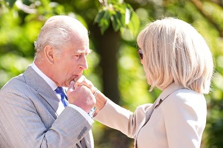 König Charles: Abschied mit Handkuss für Brigitte Macron