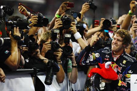 Erste Weltmeisterschaft und ein Rekord - Doch Vettel muss nicht lange warten. Eine Saison später setzt sich der Heppenheimer selbst erstmals die Krone auf. Damit wird Vettel im Alter von 23 Jahren und 134 Tagen jüngster Formel-1-Weltmeister der Geschichte.