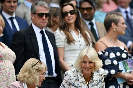 Königin Camilla staunt in Wimbledon - und plaudert mit Hugh Grant
