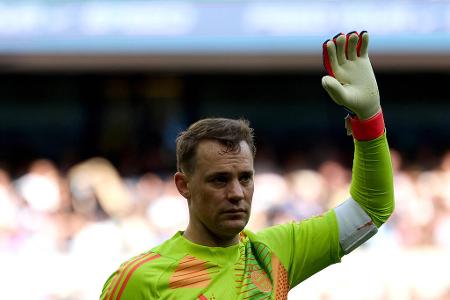 TOR: Manuel Neuer - Note: 2,5 - War auf der Linie lange die Lebensversicherung des FC Bayern. Hielt gegen Kvaratskhelia vor der Pause glänzend (31.), beim Barcola-Schuss später mit einer weiteren Glanzparade (49.). Streute mit Ball am Fuß jedoch wiederholt Fehler ein. Rutschte beim Gegentor dann unglücklich weg.