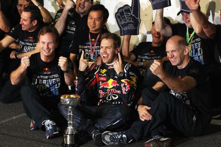 Ein überragendes Jahr - 2011 wird zum Jahr des Sebastian Vettel. Elf Rennsiege und 17 Podiumsplätze kann der Heppenheimer für sich verzeichnen. Von Beginn führt Vettel die Weltmeisterschaft an und gibt seinen Platz die ganze Saison nicht mehr her. Mit 15 Pole Positions in einem Jahr stellt er einen weiteren Rekord auf.