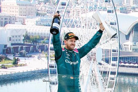 Neustart bei Aston Martin - 2021 fährt Vettel für den britischen Rennstall Aston Martin, das im Vorjahr als Racing Point für Furore gesorgt hat. Die Rehabilitation gelingt Vettel jedoch nicht auf Anhieb, schon nach den ersten Rennen hagelt es Kritik.