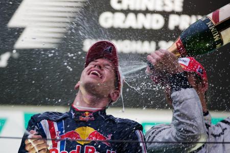 Erstes Ausrufezeichen im Red Bull - Zur Saison 2009 steigt Vettel ins Cockpit von Red Bull. Im dritten Grand Prix für seinen neuen Rennstall feiert er in China die zweite Pole seiner Karriere und schließlich auch den zweiten Sieg seiner Laufbahn. Am Ende der Saison wird Vettel sogar Vize-Weltmeister.