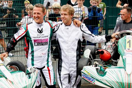 Auf den Spuren von Vorbild Schumi - Vettel wird zum jüngsten Fahrer, der drei Mal in Folge die Fahrerweltmeisterschaft gewinnt und stellt damit einen Rekord von Michael Schumacher und Juan Manuel Fangio ein.