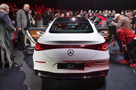 Weltpremiere des neuen Mercedes-Benz CLA mit elektrisierender Performance und zahlreichen Stars in Rom The all-new Mercedes-Benz CLA delivers an electrifying performance at its star-studded world premiere in Rome