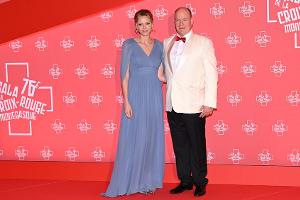Fürst Albert und Fürstin Charlène Arm in Arm bei Gala-Abend
