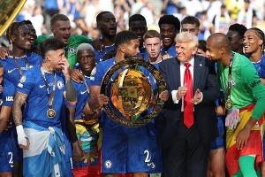 Skurriler Auftritt bei Klub-WM: Donald Trump bleibt auf Siegerpodest