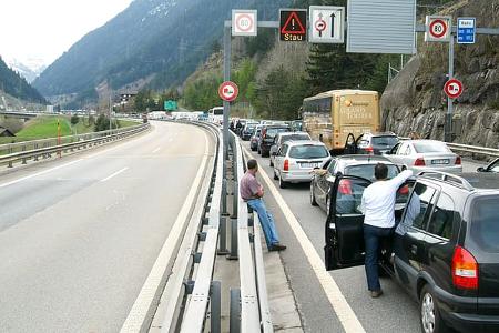 Gotthardt Tunnel Stau Schweiz