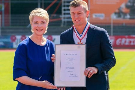 Ständchen für Opa: Kroos erhält Verdienstorden