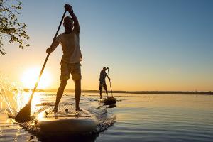 Training auf dem Wasser: Das macht Stand-up-Paddling so gesund