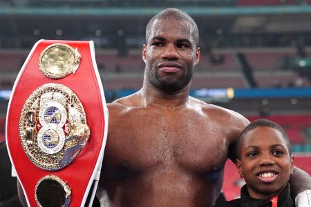 Platz 3: Daniel Dubois (Großbritannien) - 25 Kämpfe, 22 Siege, 21 durch K.o. - Nach seinen Niederlagen gegen Joe Joyce (2020) und Oleksandr Usyk (2023) wurde Daniel Dubois als 'Quitter' abgestempelt, obwohl er dem Ukrainer einen guten Fight lieferte. 'Dynamite' meldete sich mit Siegen über Jarrell Miller und Filip Hrgovic eindrucksvoll zurück, ehe er Anthony Joshua k.o. schlug. Den IBF-Titel hat er allerdings nur geerbt, weil ihn Usyk niederlegte. Gegen Usyk kassierte er zuletzt eine weitere bittere K.o.-Niederlage.