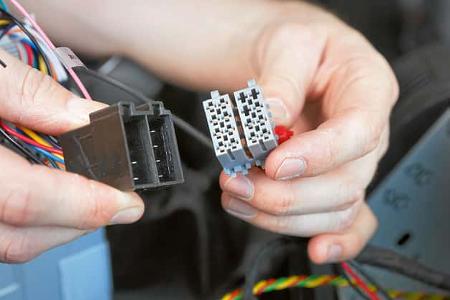 Ueber den Hauptstecker wird der Naviceiver mit den Anschluessen des Fahrzeugs verbunden. 