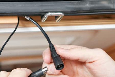 Die Rueckfahrkamera wird mit einem langen Kabel verbunden. 