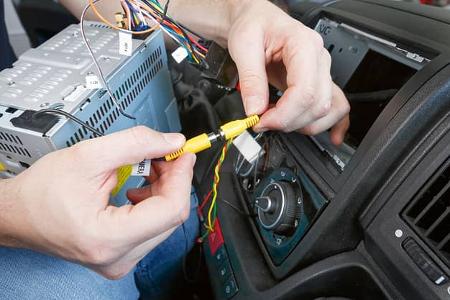 Das Kamerakabel wird per Cinch-Stecker am Geraet angeschlossen.