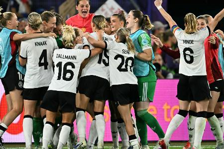 Im Trikot: Petry mit Grußbotschaft an DFB-Frauen