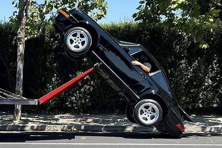 Ruf CTR Yellowbird fällt vom Autotransporter