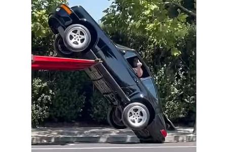 Ruf CTR Yellowbird fällt vom Autotransporter