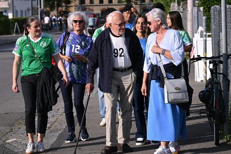 Schon im Halbfinale: Bergers Opa drückt Daumen auf der Tribüne