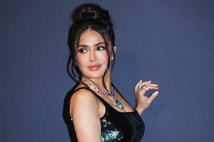 Im weißen Mini-Bikini: Salma Hayek schwingt ihre Kurven