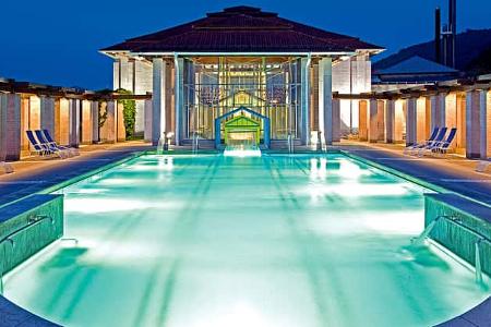 Elegante Formgebung im Aussenbereich der Limes-Thermen Aalen.