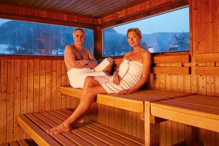 Panoramasauna mit Blick auf den Schlossberg.
