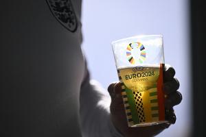 England erlaubt Alkohol beim Fußball - bei den Frauen